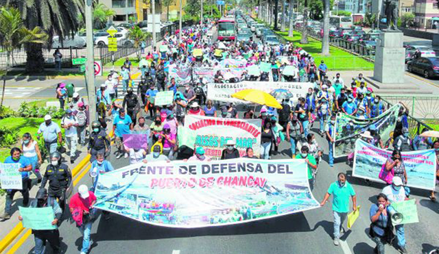 Protesta. Pescadores y comerciantes de Chancay llegaron a la embajada de España. Foto: John Reyes/ La República