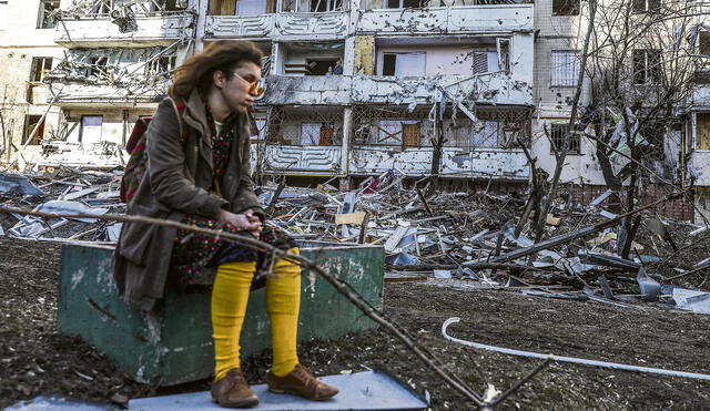 Sin esperanzas. Una joven logró salir sin rasguños de los escombros de su edificio en Kiev, bombardeado por los rusos. Foto: EFE