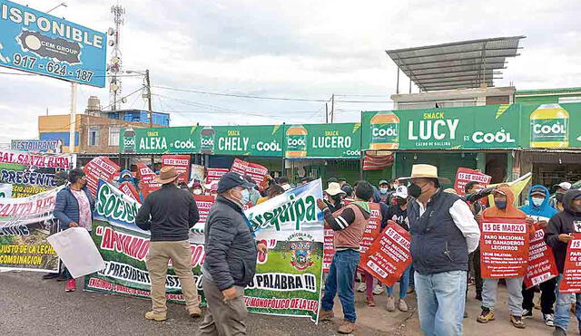 Protesta. En Arequipa se tomó por horas la panamericana Sur. Ganaderos marcharon hasta la planta de leche Gloria. Foto: cortesía