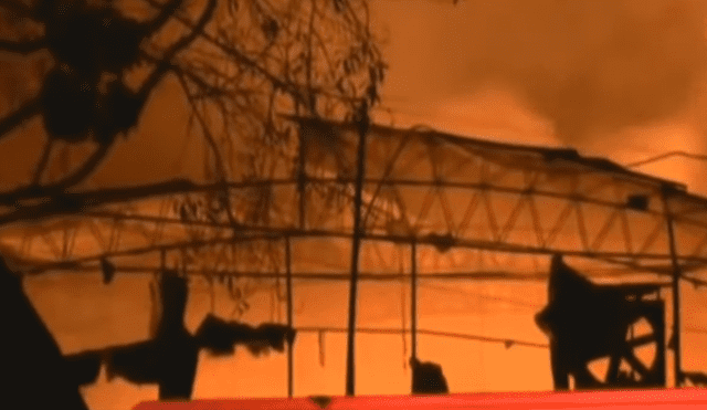 Cuatro almacenes de fábricas de telas fueron afectados por el incendio ocurrido en San Juan de Lurigancho. Foto: TV Perú