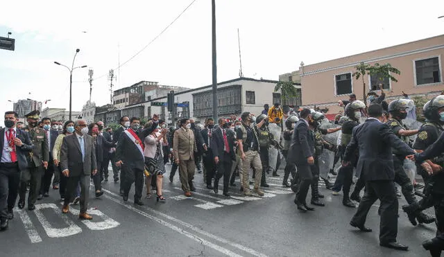 La periodista fue agredida cuando seguía al presidente Castillo. Foto: Presidencia