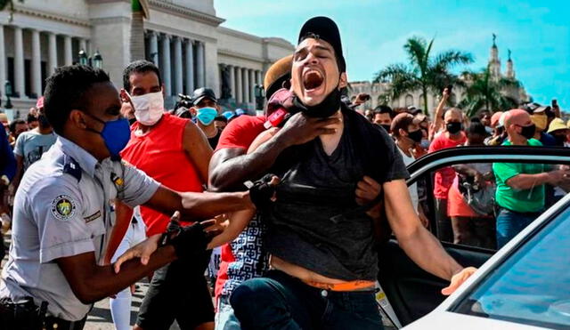 Miles de cubanos marcharon el domingo 11 de julio por las calles de todo el país al grito de “¡Libertad!”, “¡Abajo la dictadura!”, “No tenemos miedo”, y “Patria y vida”. Foto: AFP