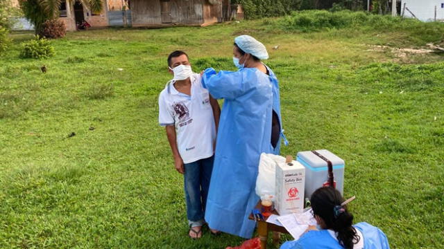 Personal de Salud acudió a comunidad nativa El Piñal para vacunar contra la COVID-19. Foto: Goresam