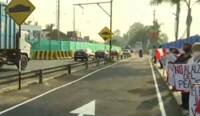 La vía auxiliar permitirá que los choferes decidan si quieren pagar el peaje o usar ese desvío. Foto: captura de TV Perú