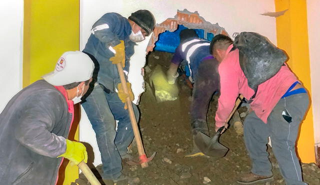 Pataz. Equipos de rescate excavan en un edificio afectado por el deslizamiento de tierra en el pueblo de Retamas, distrito de Parcoy. Foto: AFP