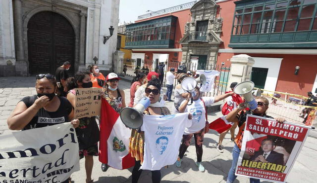 Alrededor de 24 personas reclamaban para la liberación de Alberto Fujimori. Fotos: Carlos Felix/La República