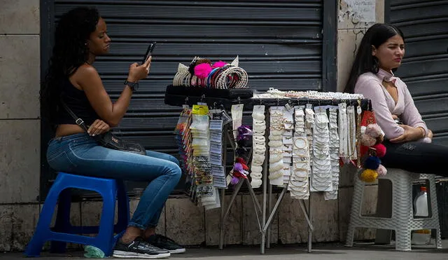 En Venezuela, donde se vive una delicada situación económica, muchas personas revisan con su Carnet de la Patria si hay nuevos bonos. El último anunciado por Maduro es el Bono 6to Aniversario de los CLAP. Foto: EFE