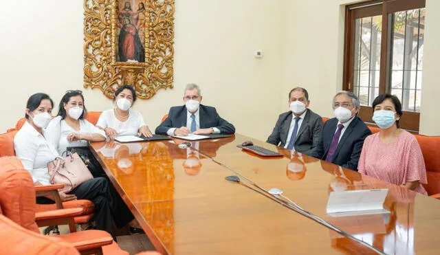 Autoridades del COAR y docentes de la UDEP se reúnen para firmar convenio. Foto: Udep.