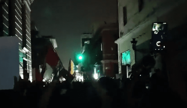 El apagón se registró en calles aledañas a la Plaza Mayor de Lima. Las protestas continúan en distintas regiones del país tras el fallo a favor de Alberto Fujimori. Video: Graciela Tiburcio Loayza