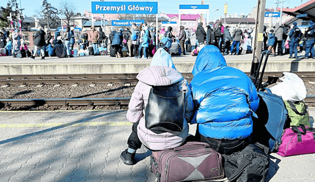 Tren a la vida. Así lucen los andenes de la estación del tren de pasajeros en la frontera que une Polonia con Ucrania. Foto: Agencia EFE