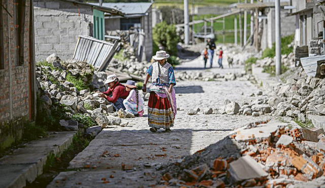 Escombros. Así lucen las calles de Maca, Madrigal, Lari y Pinchollo debido a la serie de sismos registrados esta semana. Foto: Rodrigo Talavera/La República