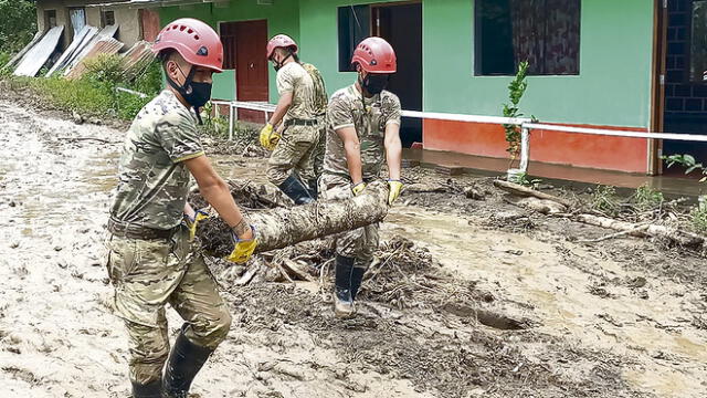 Apoyo. El Ejército Peruano apoya en labores de limpieza de todo el material arrastrado por el aluvión. Foto: La República