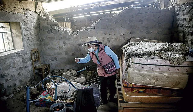 Peligro. Pastora Tuticayo de Galdós se salvó de morir golpeada por una bloqueta, cuando la pared de su cuarto cayó tras uno de los fuertes temblores registrados desde el lunes. Foto: Rodrigo Talavera/ La República