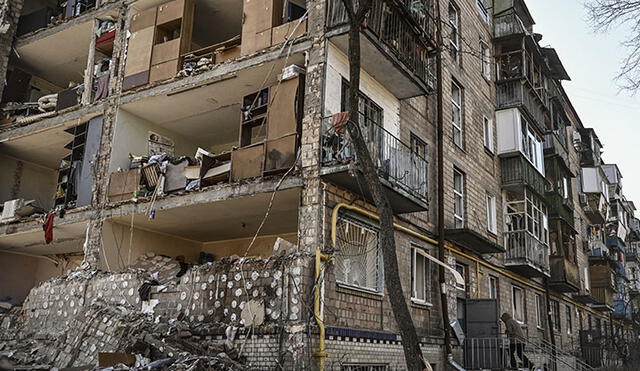Un edificio residencial de cinco pisos se derrumbó parcialmente después de un bombardeo en Kiev (Ucrania) el 18 de marzo de 2022. Foto: AFP