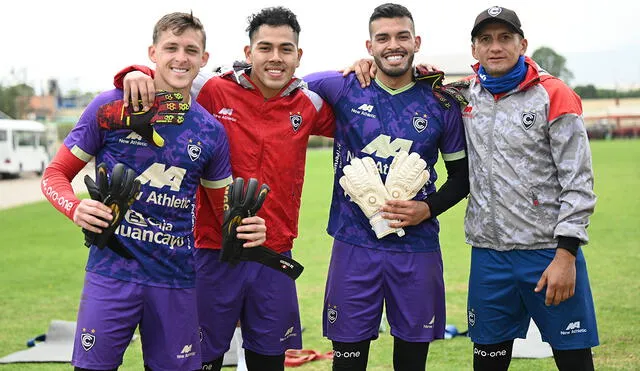 Vargas, con sus guantes de arquero, recibió el respaldo de sus compañeros Foto: Club Cienciano