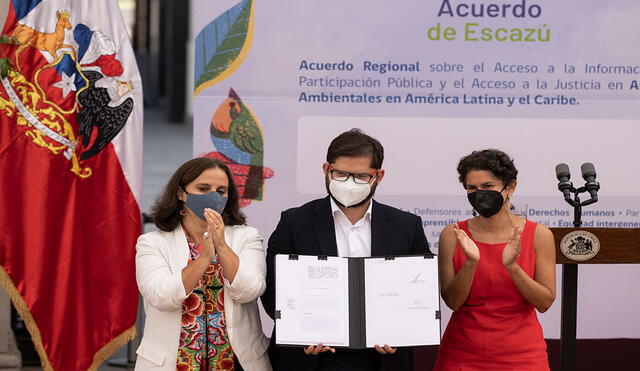 El presidente de Chile, Gabriel Boric (c), la ministra de Relaciones Exteriores, Antonia Urrejola (i), y la ministra de Medio Ambiente, Maisa Rojas, en el acto oficial de firma del Acuerdo de Escazú. Foto: EFE