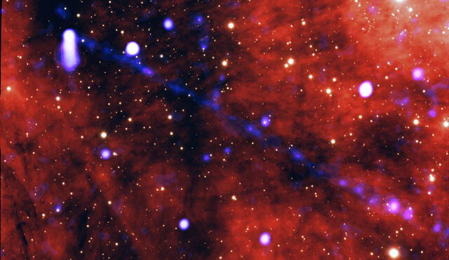 Un chorro de materia y antimateria escapa de un púlsar captado por el Observatorio de Rayos X Chandra y telescopios ópticos de la Tierra. Foto: NASA /CXC / Stanford Univ. / M. de Vries; Óptica: NSF/ AURA/ Gemini Consortium