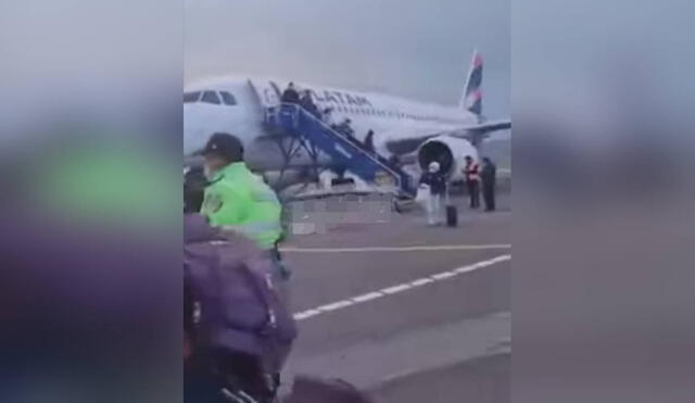 Usuarios tuvieron que descender del avión. Foto: Captura video Exitosa