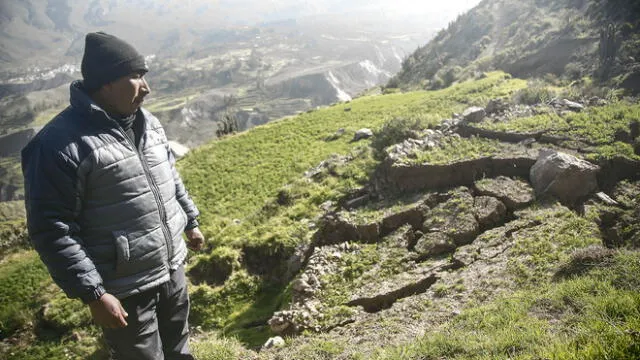 Se partió. Vico Pacco muestra como el cerro Chimpa se agrietó a causa de los sismos de los últimos días. Cultivos fueron afectados. Población pide ayuda. Foto: Rodrigo Talavera/La República