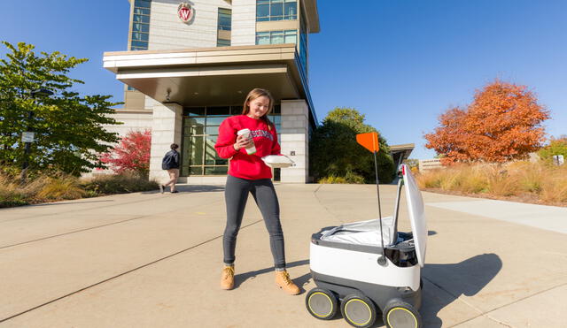 Robots sorprenden a estudiantes tras repartir comida por toda la Universidad. Foto: captura de Internet.