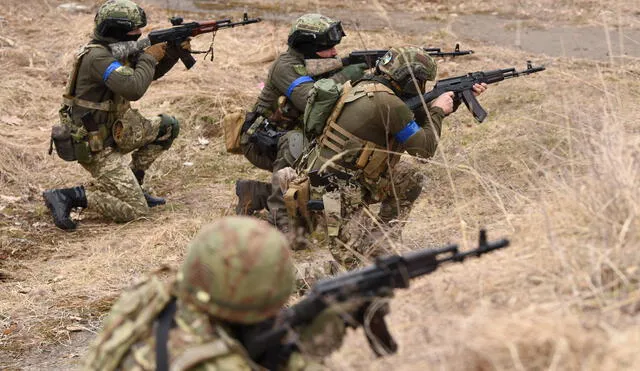 Miembros de las Fuerzas de Defensa Territorial de Ucrania participan en ejercicios tácticos. Foto: AFP