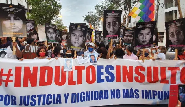 Colectivos se organizaron bajo el lema "Indulto es insulto" y buscan llegar a la sede del Tribunal Constitucional. Foto: Mary Luz Aranda/ URPI-LR