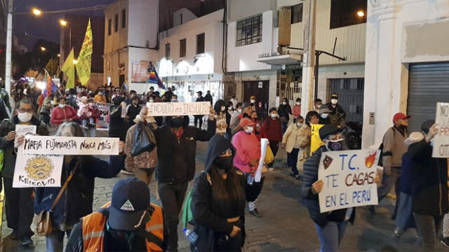Los manifestantes recordaron delitos cometidos en el oncenio de Fujimori, como las matanzas de Barrios Altos, La Cantuta, y esterilizaciones forzadas. Foto: URPI/Wilder Pari