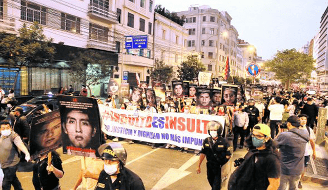 Contra la impunidad. Las filas de manifestantes rechazaron la decisión del TC y repudiaron una vez más al gobierno de Alberto Fujimori. Foto: Jhon Reyes/ La República