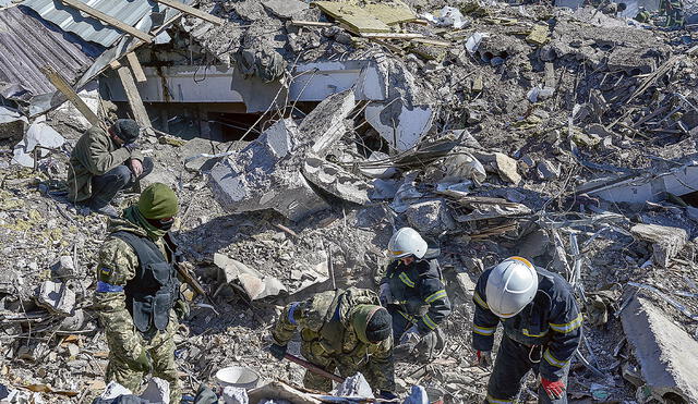 Escombros humanos. Soldados ucranianos y oficiales de rescate buscan cuerpos entre los escombros de la escuela militar alcanzada por cohetes rusos el día anterior en Mikolaiv. Foto: Agencia AFP