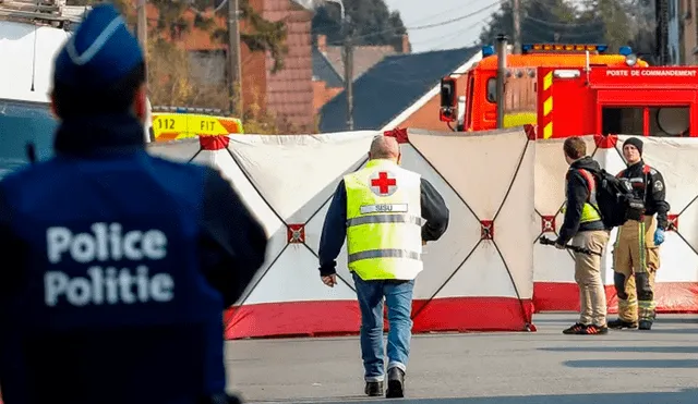 Un vehículo aceleró contra un grupo de entre 150 y 200 personas que acompañaban a los Gilles, tradicionales personajes carnavalescos de diversas localidades del sur de Bélgica. Foto: EFE