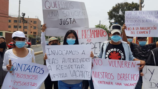 Postulantes reclaman por su vacante en exteriores de la universidad. Foto: Giualiana Castillo / URPI - LR