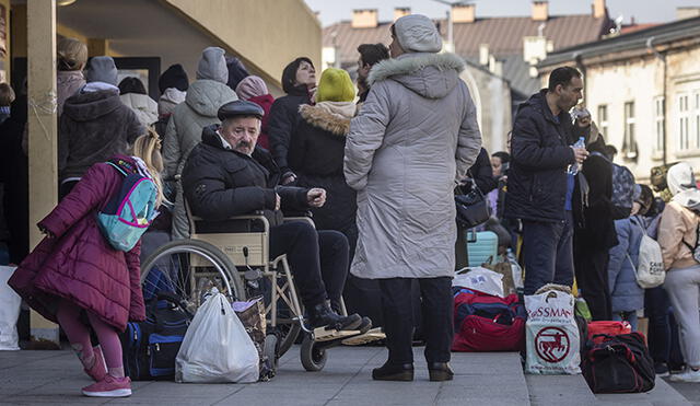 Ucranianos hacen fila frente a una oficina de control de pasaportes en la estación principal de trenes de Przemysl, sureste de Polonia. Foto: AFP