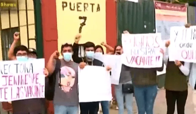 Estudiantes se congregaron en las afueras de la UNMSM para reclamar su vacante tras anulación del examen de admisión. Foto: captura de Latina