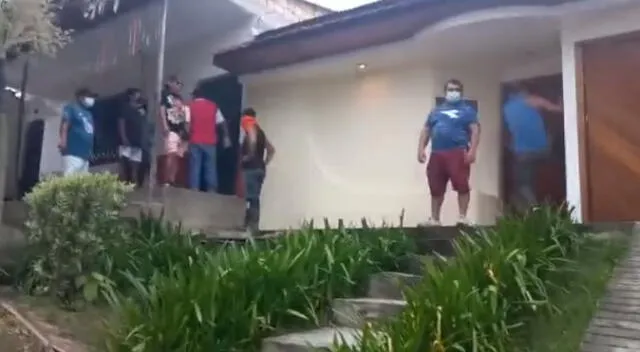 Según denunció Karla Núñez Oliveira, los sujetos golpearon su puerta durante varias horas con la intención de ingresar y sacarla de manera violenta. Foto: captura Facebook Mirella Saavedra