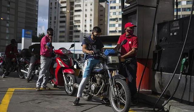 El cronograma de la distribución de la gasolina en Venezuela inicia este lunes 21 y rige hasta el sábado 26 de marzo,. Foto: AFP