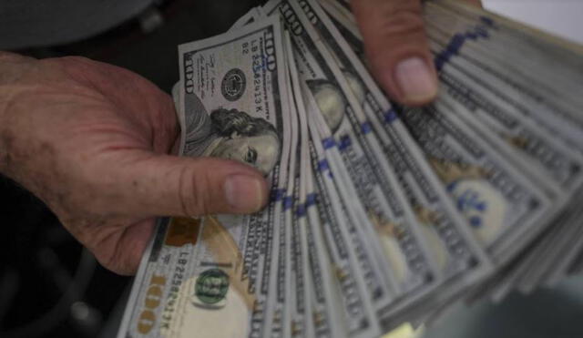 Conoce cuál es el precio del dólar en Perú hoy, martes 22 de marzo del 2022. Foto: AFP