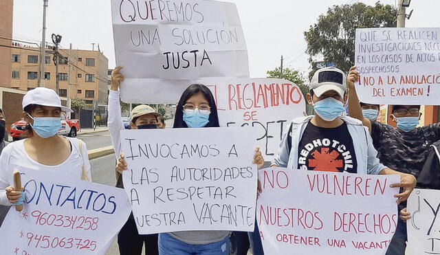 Plantón. Estudiantes reclaman una solución justa. Varios de ellos obtuvieron puntajes altos. Foto: URPI