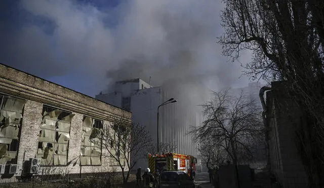 Los bomberos son vistos junto al humo de un edificio de un instituto de investigación, parte de la Academia Nacional de Ciencias de Ucrania. Foto: AFP