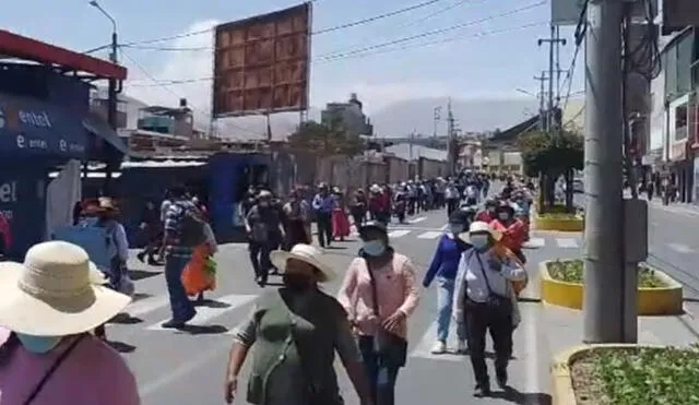 Pobladores salieron a protestar por las calles de la ciudad de Moquegua. Foto: Captura radio Americana.