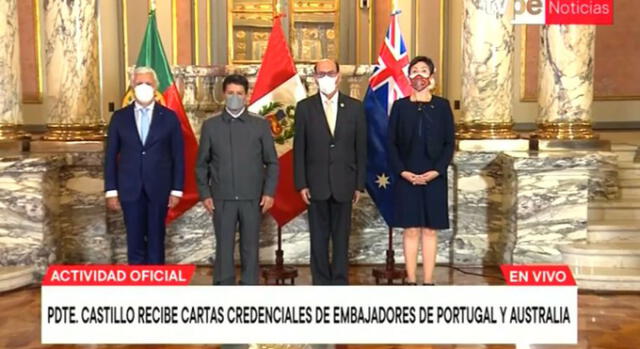 Castillo se tomó la foto protocolar con los embajadores en dos grupos. Foto: captura de TV Perú