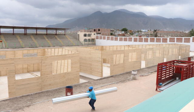 Instalan módulos prefabricados en estadio. Foto: Municipalidad de Cerro Colorado