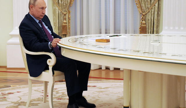 El presidente Vladímir Putin asiste a una reunión con su homólogo azerbaiyano en Moscú el 22 de febrero de 2022. Foto: AFP