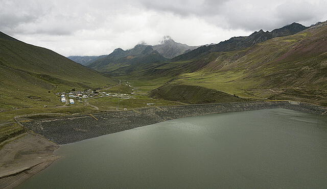 El origen. La laguna de Yuracmayo, en Huarochirí, almacena 48 millones m³ de agua. Foto: difusión