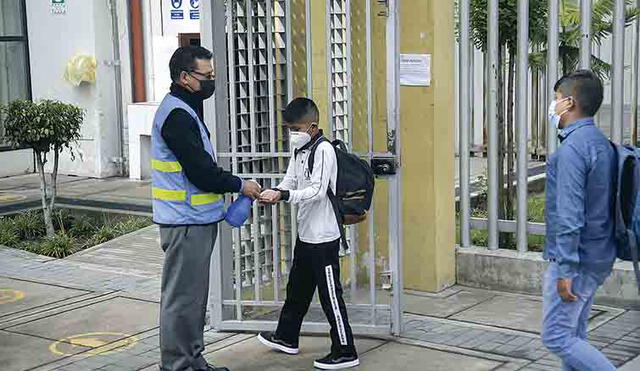 Limitados. Colegios nacionales, en algunos casos, solo tienen una persona que vierte alcohol en manos de los estudiantes. Foto: La República