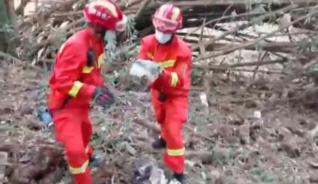 La lluvia interrumpió este miércoles la búsqueda de posibles supervivientes y de la otra caja negra del Boeing 737-800 que se estrelló el último lunes en Wuzhou. Foto: AFP