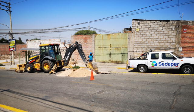 Utilizaron maquinaria para dejar al descubierto las conexiones. Foto: Sedapar