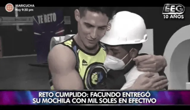 Facundo González entrega mochila con dinero a un trabajador de "Esto es guerra". Foto: América TV.