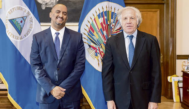 Embajador rebelde. Fotografía de archivo de Arturo McFields junto al secretario general de la OEA, Luis Almagro. Foto: EFE