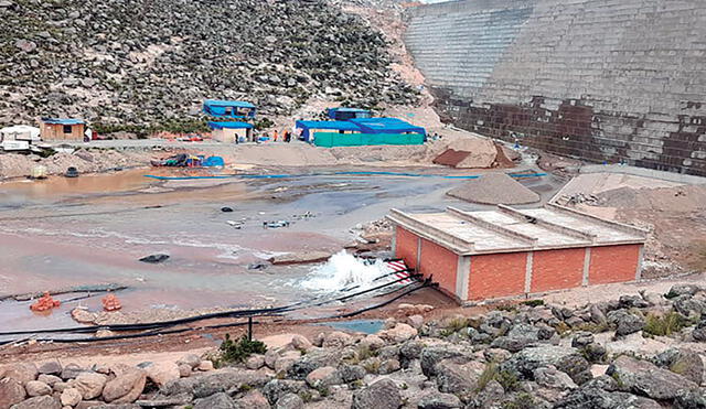 Riesgo. Población que vive cerca a represa evidenció filtraciones de agua en represa recién construida. Alcalde minimiza problemas. Foto: La República