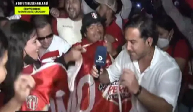 El entusiasmo de la hinchada hizo que armaran la 'fiesta' a las afuera del hotel donde concentra la selección peruana. Foto: captura de TikTok